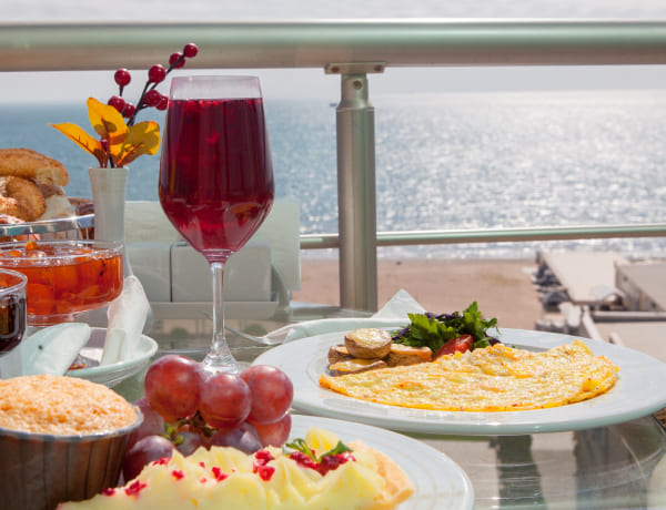  Catering on a yacht